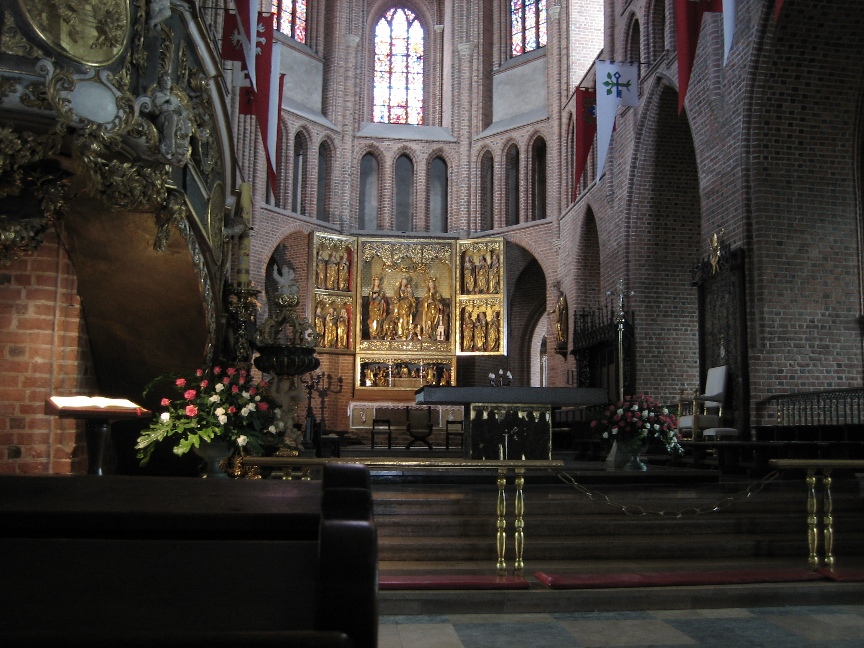 Inside Poznan cathedral \n (Click for next picture)