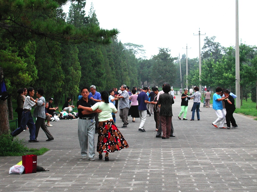 Dancers, Temple of Heaven \n (Click for next picture)