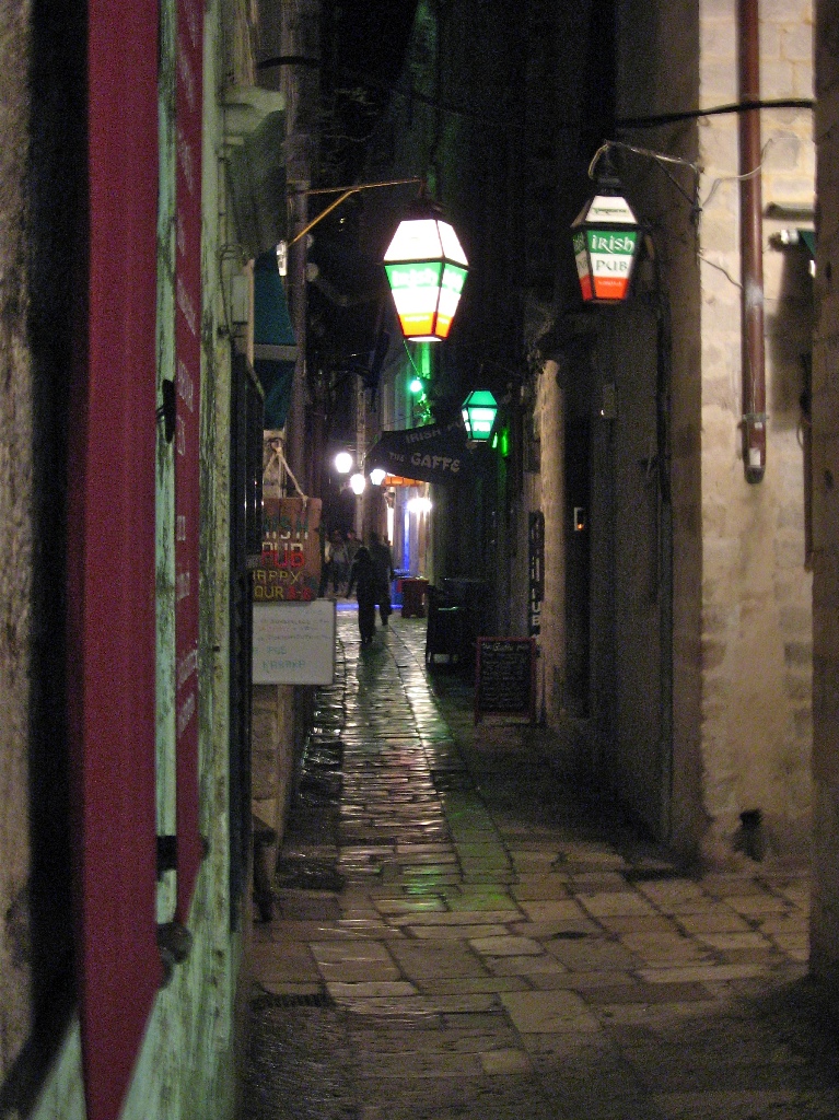 Night street \n (Click for next picture)